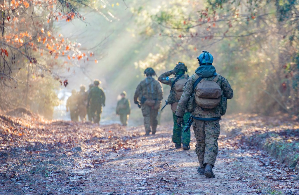 Members of November Company, 3rd Battalion, The Royal Canadian Regiment (3 RCR) make their way to the live-fire range during the Joint Readiness Training Center (JRTC) exercise in Fort Polk, Louisiana on February 28, 2022,  Please credit: Corporal Sarah Morley, Canadian Armed Forces photo ~ Des membres de la Compagnie November du 3e Bataillon du Royal Canadian Regiment (3 RCR) se dirigent vers le champ de tir réel au cours de l’exercice Joint Readiness Training Center (JRTC), à Fort Polk, en Louisiane, le 28 février 2022,  Photo : Caporale Sarah Morley, Forces armées canadiennes